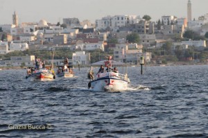 Boats 4 People entre dans la baie de Ksibet el Madyouni (Tunisie) en compagnie des pêcheurs