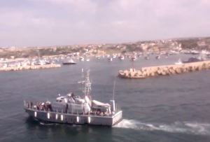 Navire de la guardia di finanza entrant au port de Lampedusa après l'opération de secours