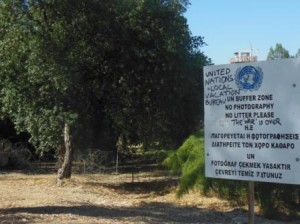A quelques mètres de la zone tampon à Nicosie : barbelés et tour de contrôle 