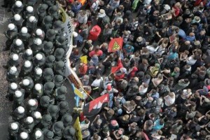Vermummte-bei-Blockupy-Demo-eingekesselt_pdaArticleWide
