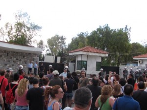 Rassemblement devant l'entrée