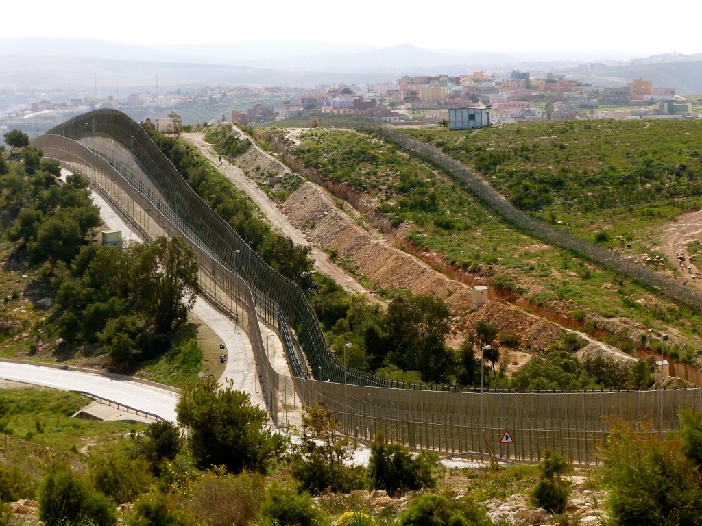 Décomposition, de droite à gauche : la barrière marocaine, puis une tranchée, puis les trois barrières espagnoles (7 mètres pour les plus hautes). Barbelés partout. Droits humains nulle part. De petites portes insérés sur les barrières espagnoles permettent les "refoulements à chaud" tout juste légalisés.
