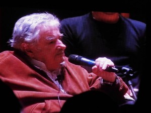 Discours de l'ancien président Uruguayen Pépé Mujica à Izmir. Ils nous parlaient d'humanité, de bonheur, d'amour, et disaient que les chiens étaient sûrement plus fiables que les hommes. Et sur une question concernant les récentes élections qui avaient eu lieu, il répondit: "je supporte tous les prisonniers politiques du monde, parce que tout le monde devrait avoir le droit de s'exprimer."