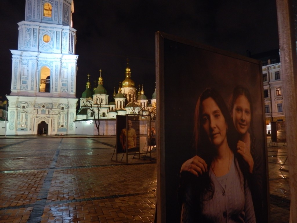 Sur la place de la cathédrale Sainte-Sophie à Kiev, des portraits de personnes déplacées à cause de la guerre ont été installés. Il y a des familles, des femmes, des hommes. Les photos sont accompagnés de textes où les personnes racontent un morceau de leur histoire ou expriment simplement un état d'âme ou une opinion. Les déplacés de Crimée et du Donbass sont plus d'1,5 millions dans le pays.