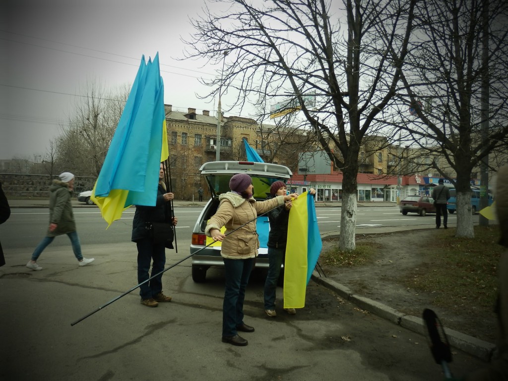 Le 10 décembre est le jour international des Droits de l'Homme. A cette occasion, des activistes ukrainiens se sont retrouvés en face de l'Ambassade de Russie à Kiev pour rappeler les multiples violations des Droits de l'Homme commis par la Russie en Ukraine et ailleurs dans le monde. Parmi les manifestants, les Tatars de Crimée sont majoritaires et le drapeau Tatar se mêle aux drapeaux ukrainiens, qu'ils ont apportés en nombre. Depuis que la Crimée est sous contrôle de la Russie, les Tatars de Crimée restés dans la péninsule sont victimes d'arrestations arbitraires, torture et intimidation. Sur la photo, on les voit se préparer.