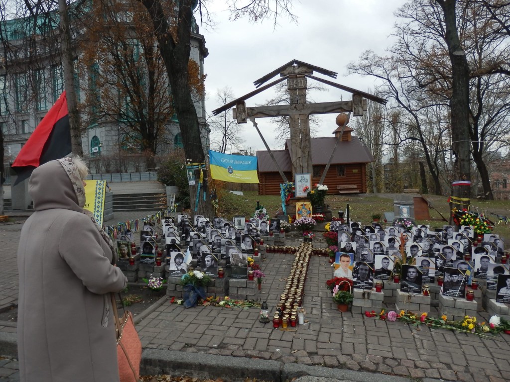 A la fin des manifestations de l'Euromaïdan en mars 2014, des espaces de mémoire et d'hommage aux manifestants abattus ont été spontanément installés aux alentours de la place de l'Indépendance à Kiev. Ces espaces, qui semblaient temporaires, sont restés. En novembre 2015, l'Ukraine a commémoré les deux ans du début des manifestations de Maïdan, qui aurait fait plus de 120 morts.
