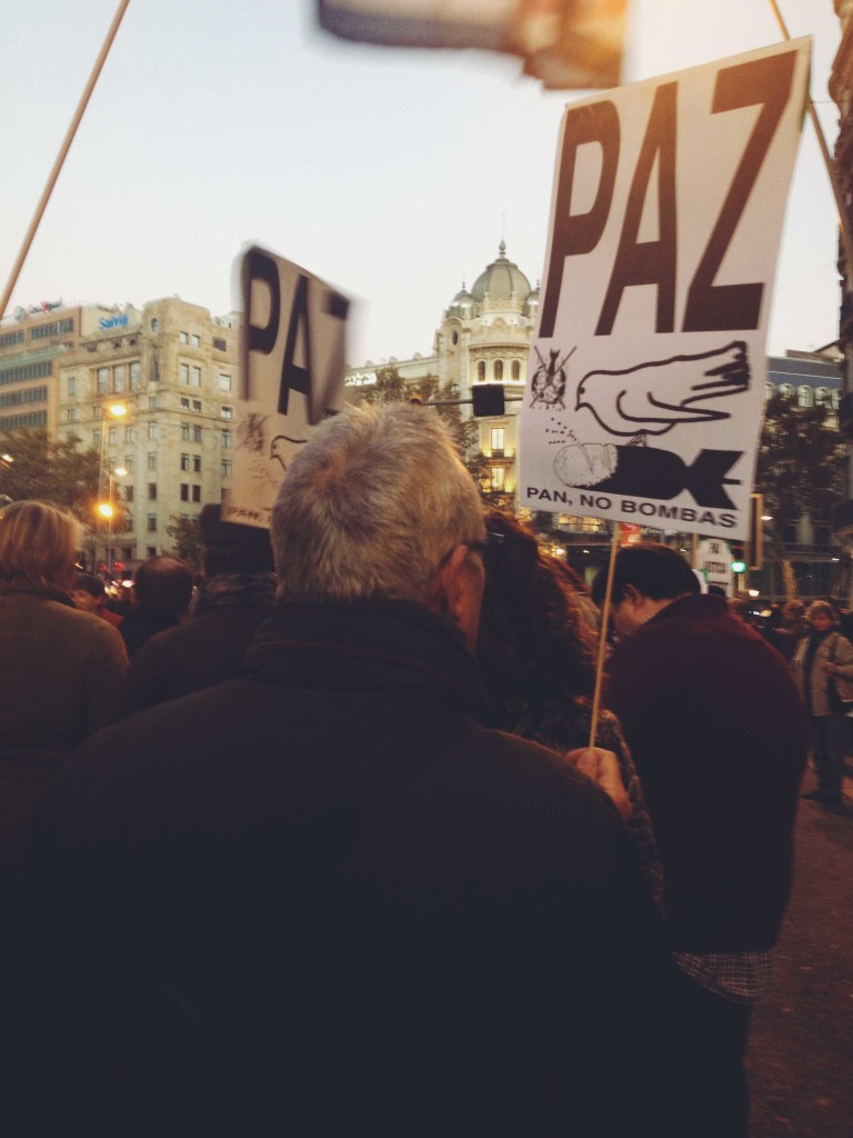 Emmitouflées, nous nous retrouvons 3500 à Barcelone à la marche contre la guerre 