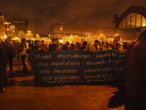 "Stop aux expulsions - Bannière portée par les réfugiés du camp de Horst" 