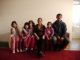 Famille A. sur un des lits de la chambre