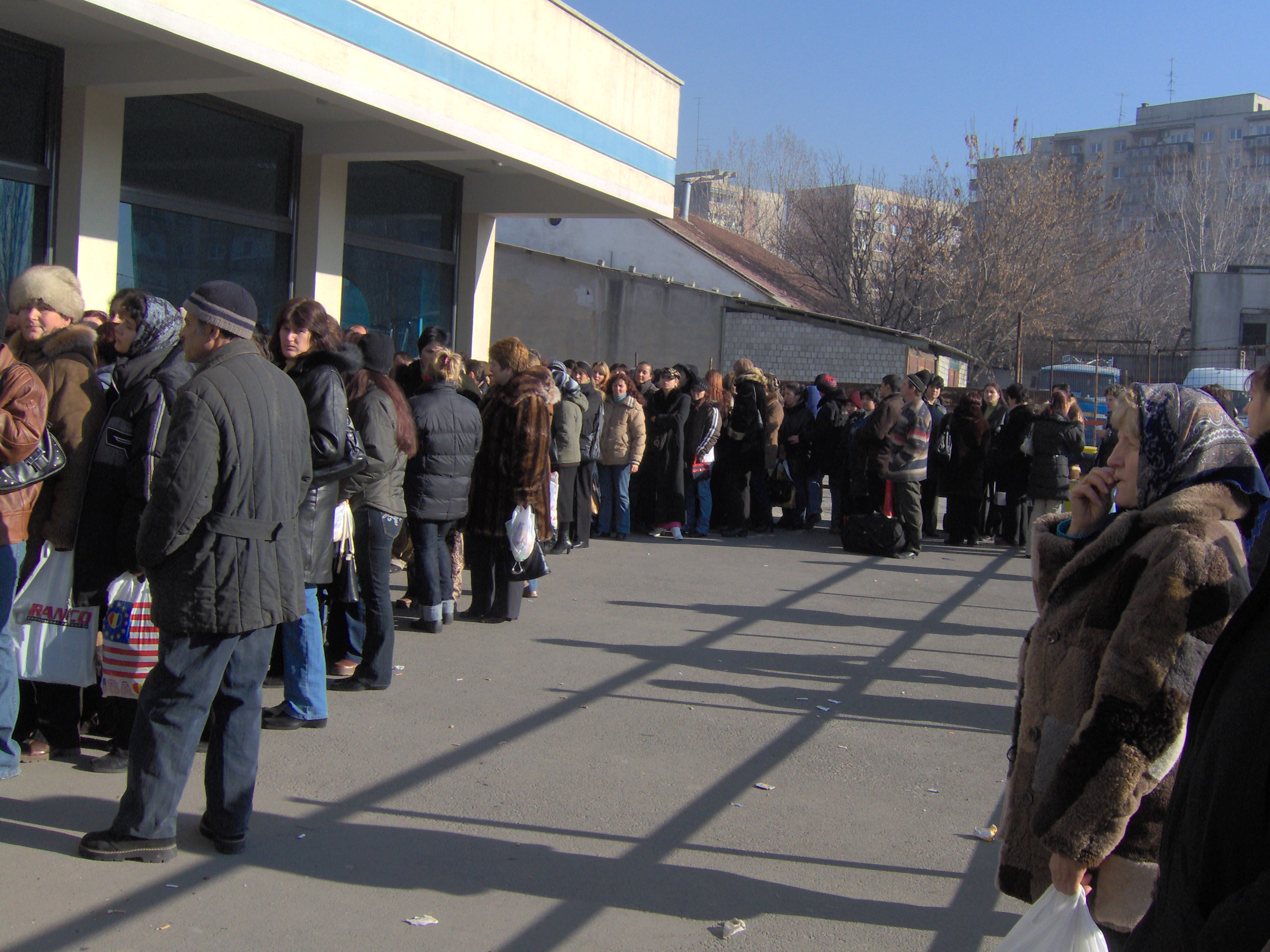 Les gens attendent d'entrer et de signer les contrats nominatifs