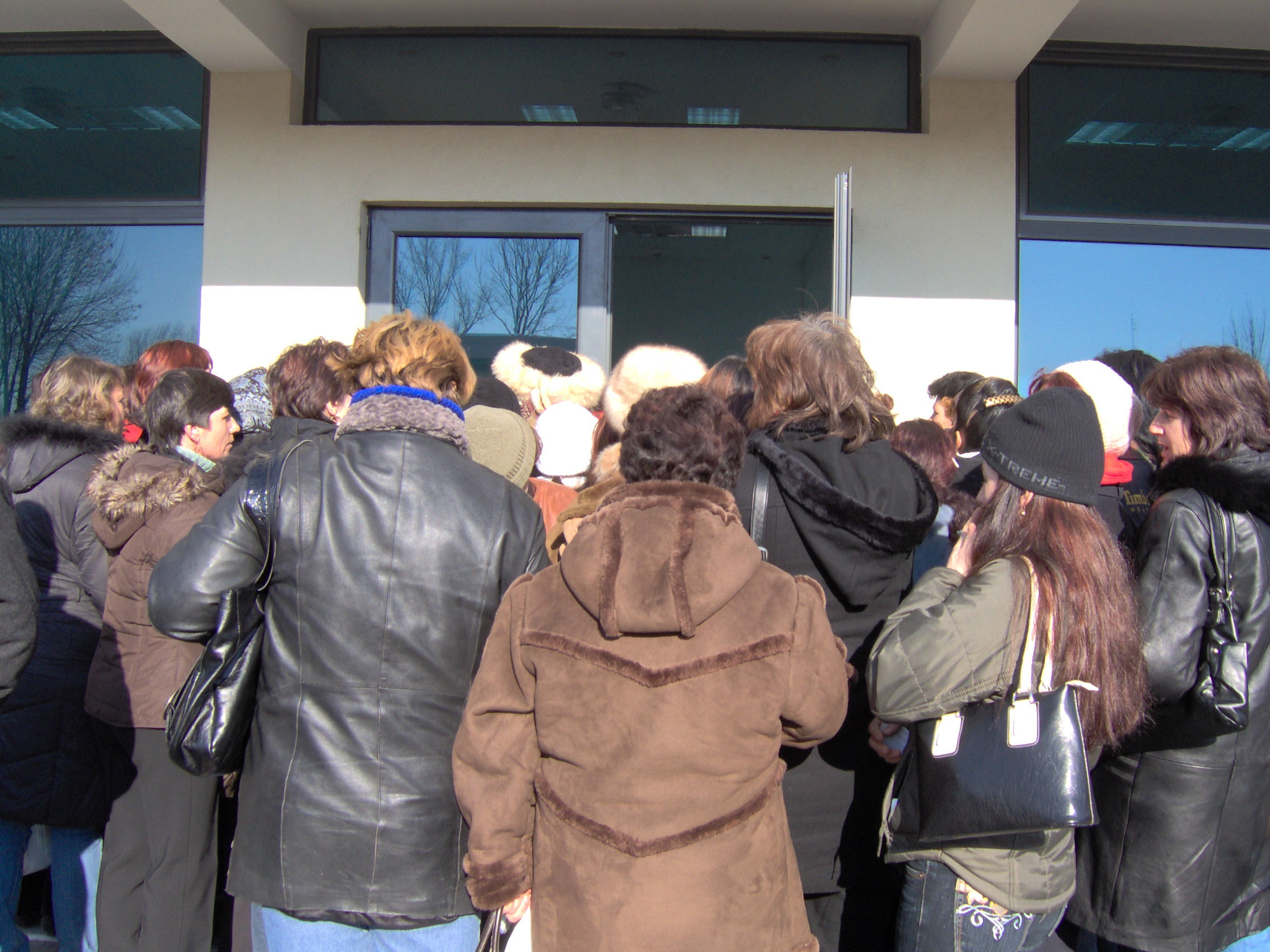 Les femmes se rouent sur les portes
